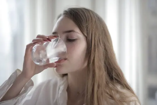 5 معتقدات شائعة عن شرب الماء.. ما الكمية المناسبة ومتى يجب تناوله؟