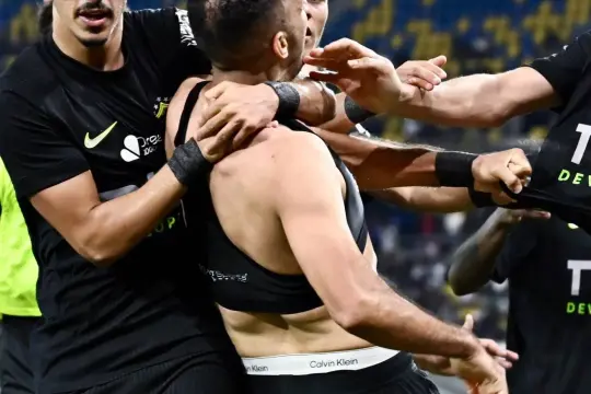 الزمالك يوقف ناصر منسي عن التدريبات ويحيله للتحقيق بعد واقعة قميص الفريق