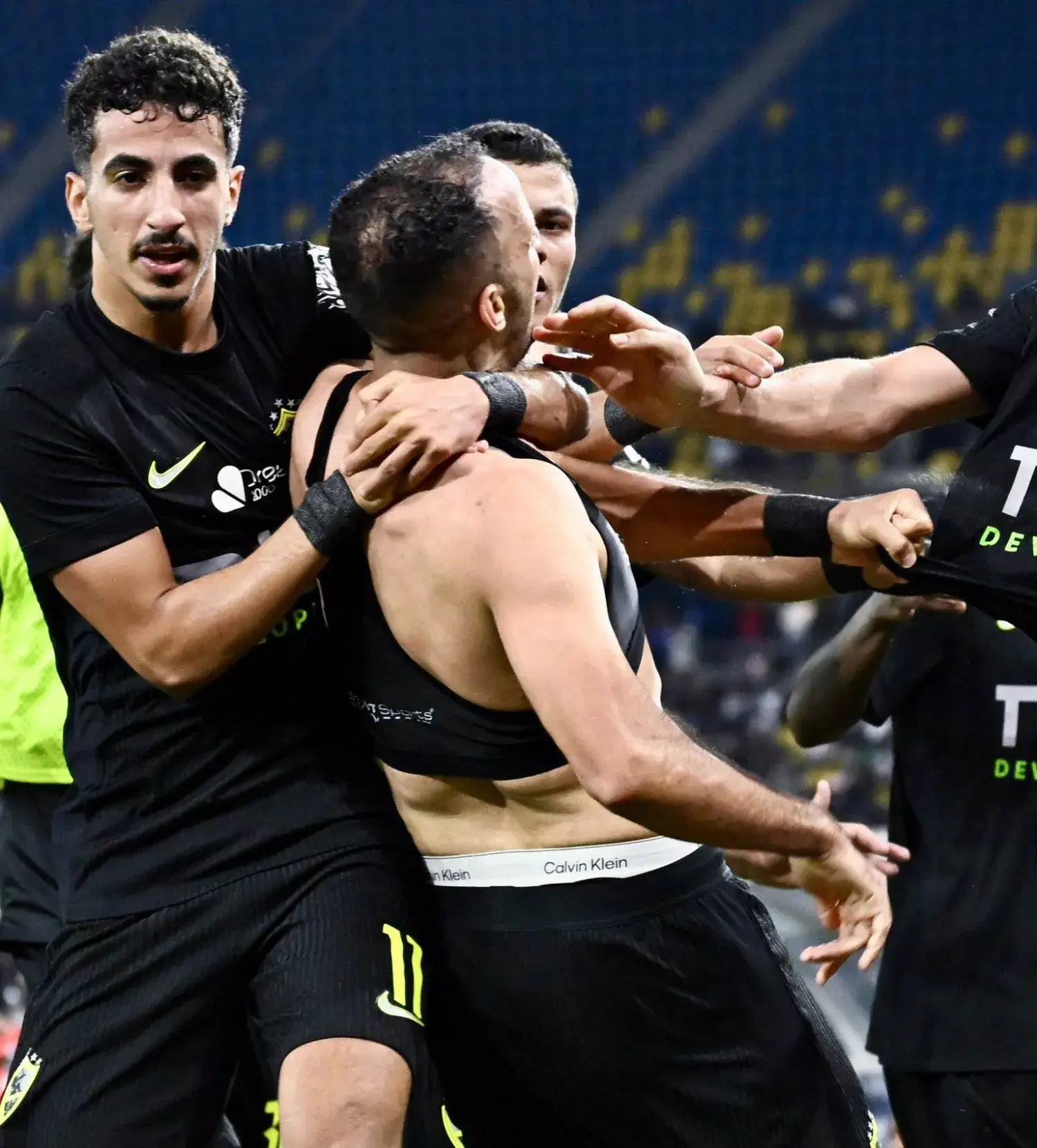 الزمالك يوقف ناصر منسي عن التدريبات ويحيله للتحقيق بعد واقعة قميص الفريق