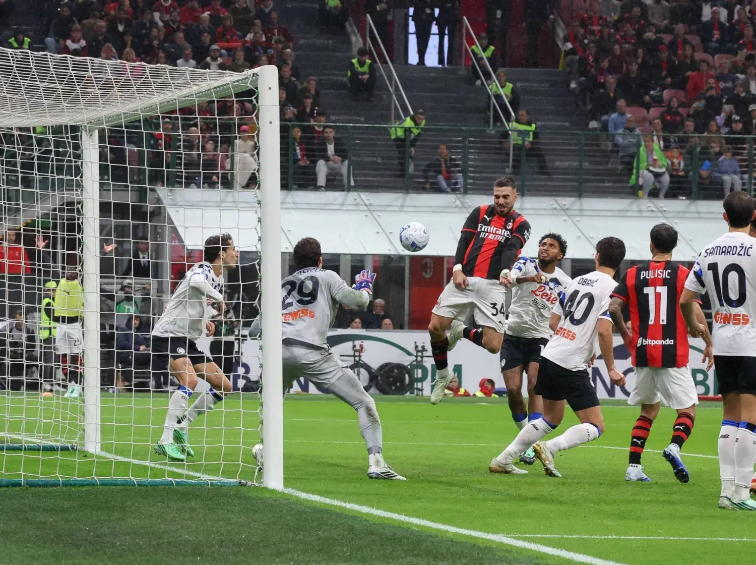 الدوري الإيطالي: ميلان يقتحم المربع الذهبي بثلاثية في أتالانتا