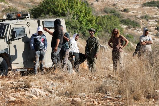 خبراء أمميون يحذرون من تصاعد هجمات المستوطنين مع بدء موسم قطاف الزيتون في الضفة الغربية