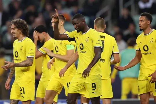 غيراسي يقود دورتموند للفوز على صباح الأذربيجاني بثنائية في دوري أبطال أوروبا