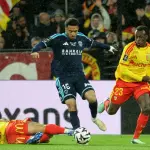 لانس يقلب تأخره أمام باريس إف سي ويحقق فوزه الثالث تواليًا في الدوري الفرنسي