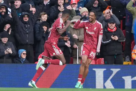ليفربول يهزم برايتون بثنائية ويوقف سلسلة انتصاراته في الدوري الإنجليزي
