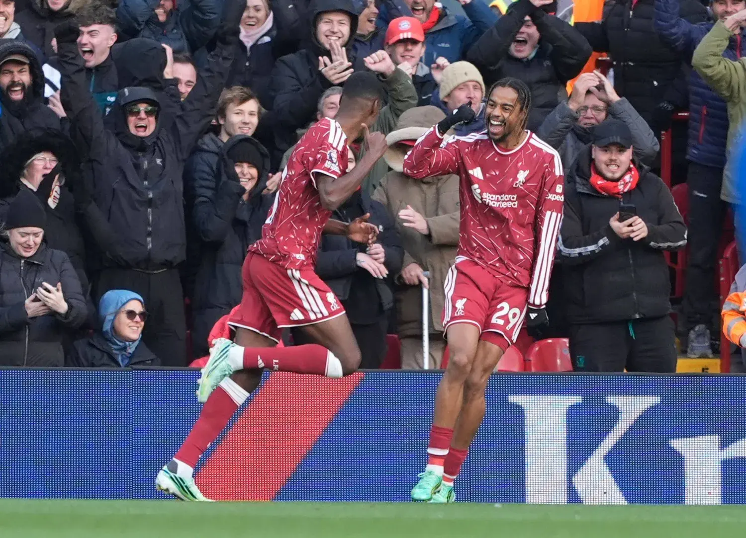 ليفربول يصعد إلى المركز الرابع برصيد 15 نقطة