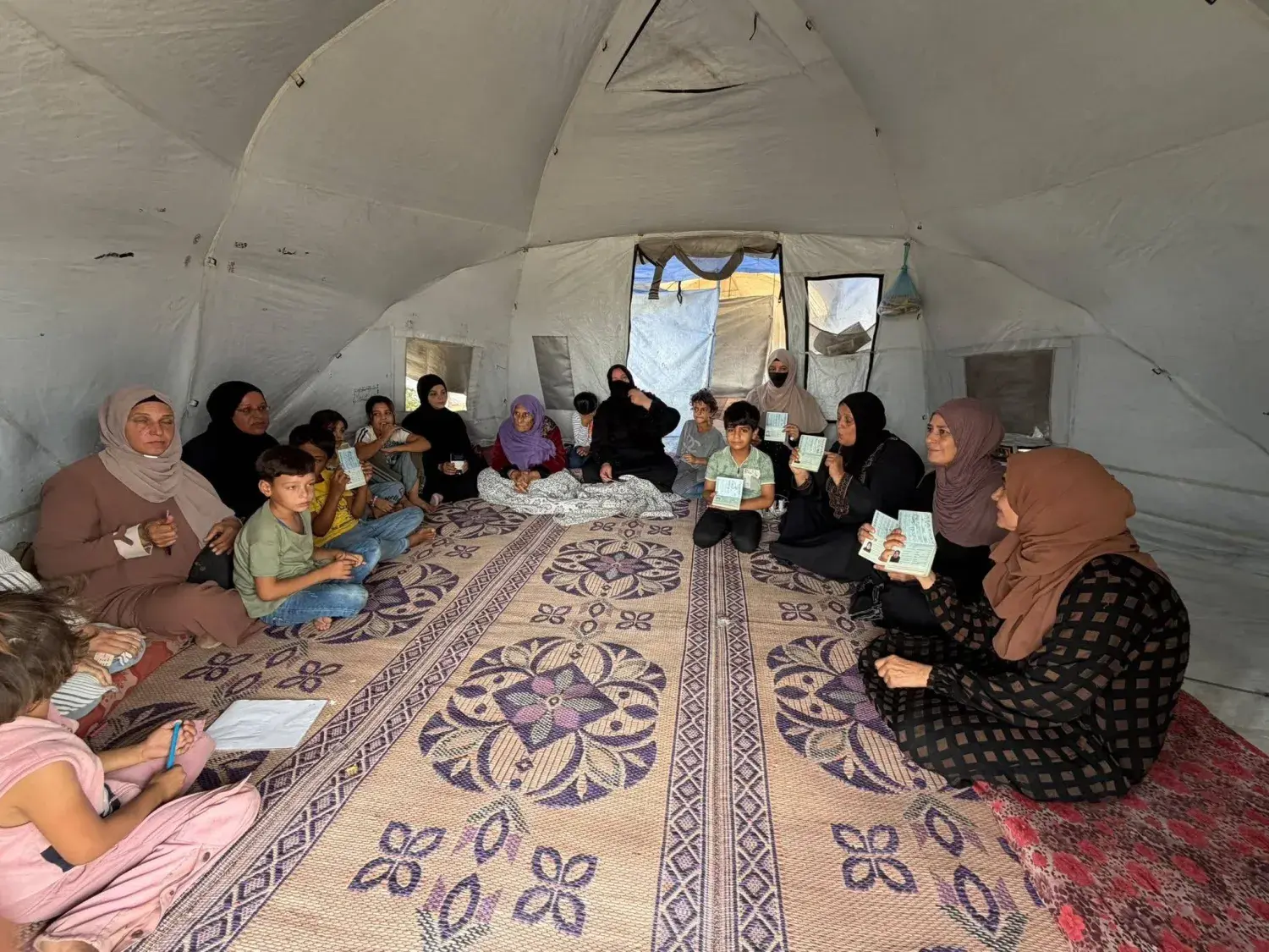 مسؤولة تجمع أبناء سوريا تحذر من نقص الغذاء والمياه والأدوية