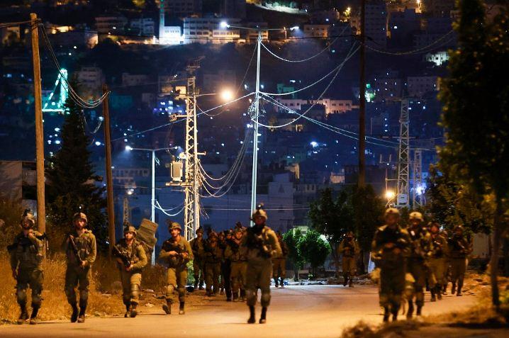 قوات الاحتلال تطلق قنابل الصوت والغاز على المصلين بعد اقتحام المسجد، وتغلق مداخل قرى العرقوب وتعتدي على مواطن في نحالين.