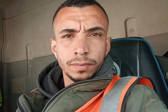 الغارديان: الجيش الإسرائيلي متهم بـ"الإعدام الميداني" لسائق فلسطيني كان ينقل مساعدات إلى غزة