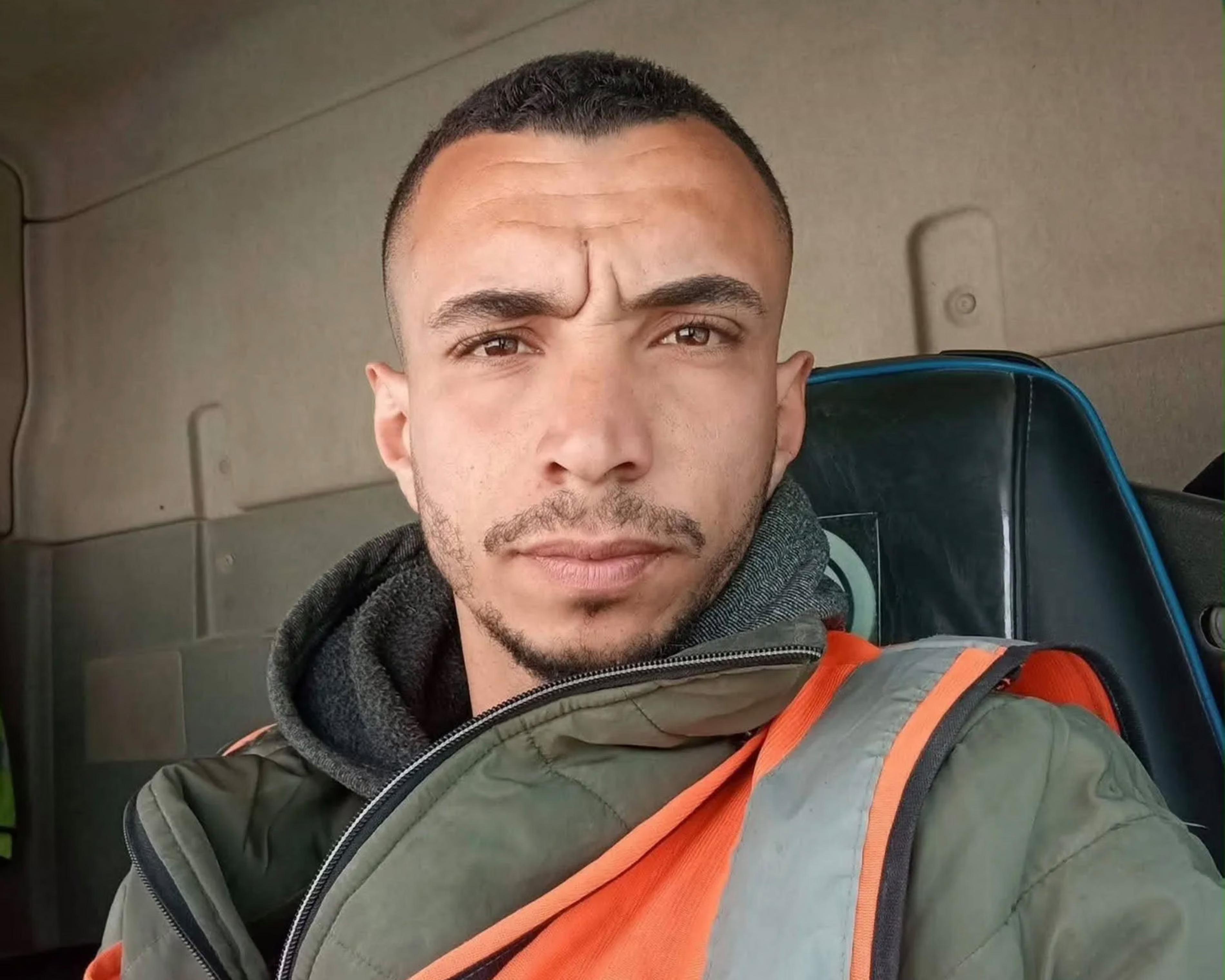 شهود ورابطة سائقي الشاحنات يتهمون الجيش الإسرائيلي بإطلاق النار على سائق فلسطيني أثناء مهمة إغاثية.. والجيش يقول إن القوات واجهت "تهديدًا مباشرًا" وفتح تحقيقًا في الحادث