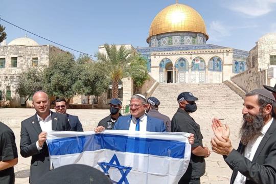 بن غفير يقتحم المسجد الأقصى ويرفع علم الاحتلال وسط تصعيد واسع في القدس