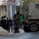 تصعيد ميداني واسع في الضفة: تجريف أراضٍ واعتقالات وحواجز عسكرية واعتداءات للمستوطنين