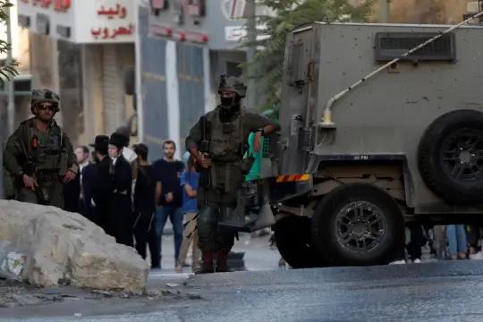 تصعيد ميداني واسع في الضفة: تجريف أراضٍ واعتقالات وحواجز عسكرية واعتداءات للمستوطنين