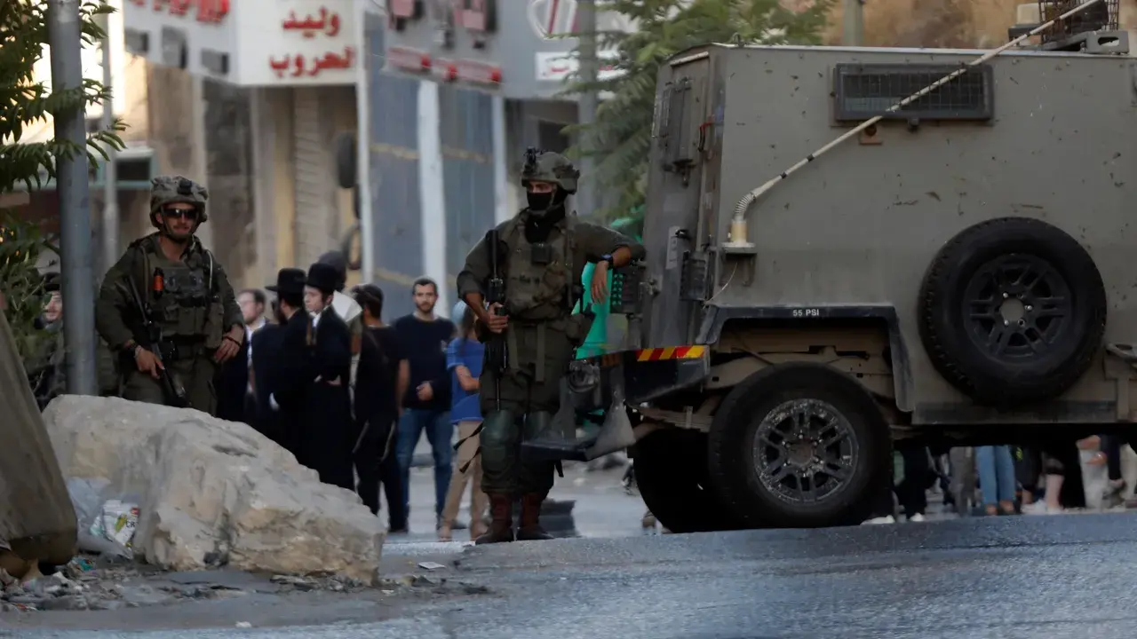 الاحتلال والمستوطنون يواصلون اقتحام القرى وقطع الطرق واستهداف المواطنين في عدة محافظات