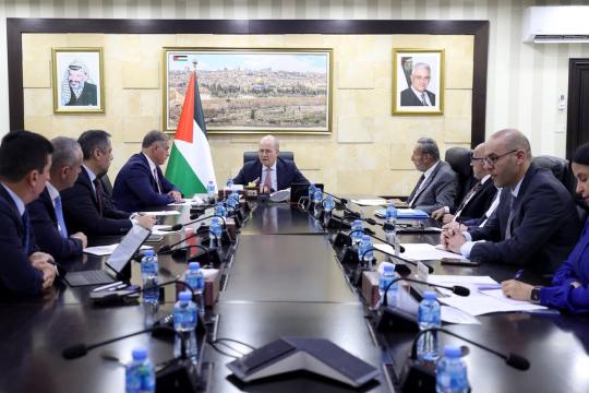 رئيس الوزراء يبحث مع القطاع الخاص حلول أزمة الشيكل ويؤكد التوسع في الدفع الإلكتروني