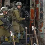 تصعيد إسرائيلي واسع في الضفة: اعتقالات واقتحامات واعتداءات مستوطنين في عدة مناطق