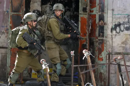 تصعيد إسرائيلي واسع في الضفة: اعتقالات واقتحامات واعتداءات مستوطنين في عدة مناطق