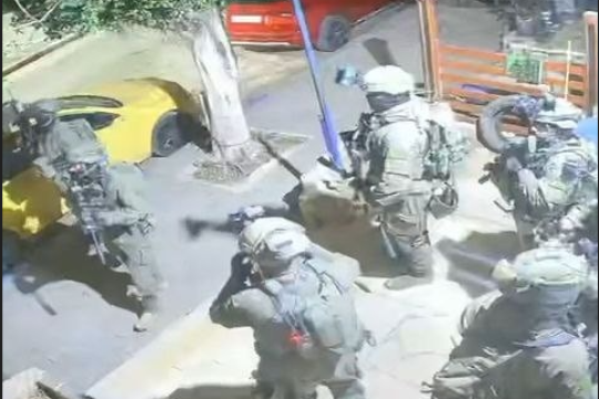 قوات الاحتلال تواصل اقتحام سلفيت وتغلق مداخلها بالسواتر الترابية