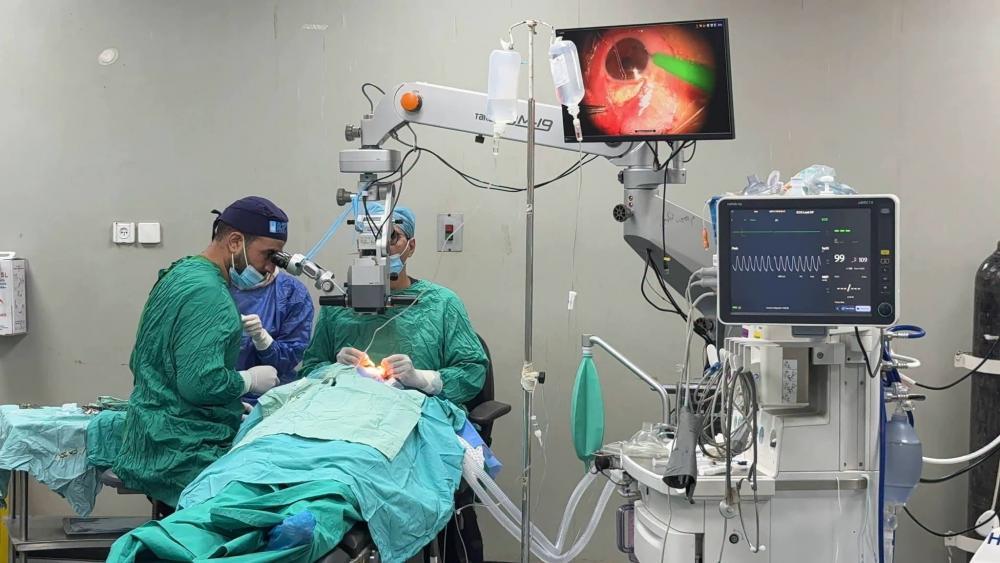المستشفى يعمل بنحو 70% من طاقته ويحذر من توقف كامل للخدمات في حال تعطل المولد الاحتياطي وسط نقص حاد في الأدوات الجراحية والوقود.