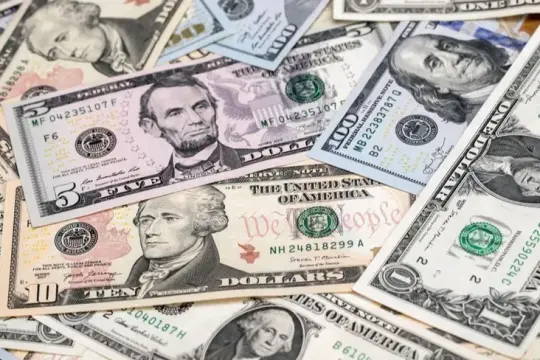 الدولار يرتفع والنفط يقفز مع تصاعد التوترات في الشرق الأوسط