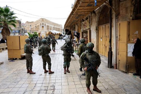 قوات الاحتلال تواصل عدوانها على المنطقة الجنوبية من الخليل لليوم الثاني