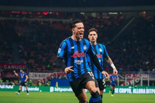 ميلان يسقط أمام أتالانتا ويعقّد سباق دوري الأبطال في الدوري الإيطالي