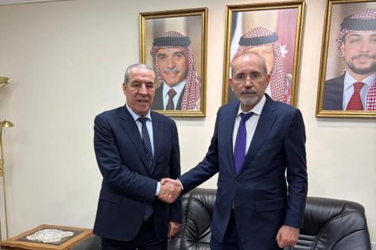 حسين الشيخ وأيمن الصفدي يبحثان تطورات غزة ويؤكدان ضرورة إدخال المساعدات فوراً