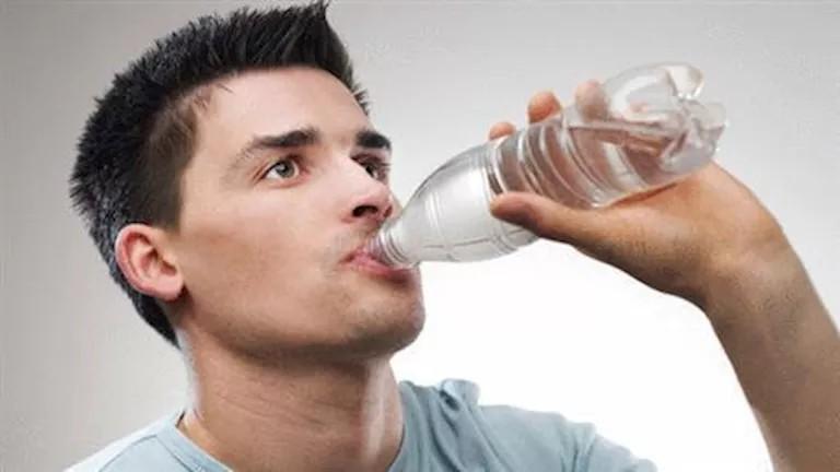خبراء يؤكدون أن نقص شرب الماء يؤثر في التركيز وصحة القلب والكلى، وقد يؤدي إلى مضاعفات خطيرة إذا لم يُعالج.