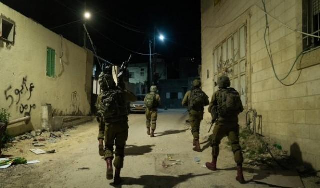 إصابات واعتقالات وتنكيل بمواطنين وسط اقتحامات متواصلة وحماية عسكرية لاعتداءات المستوطنين