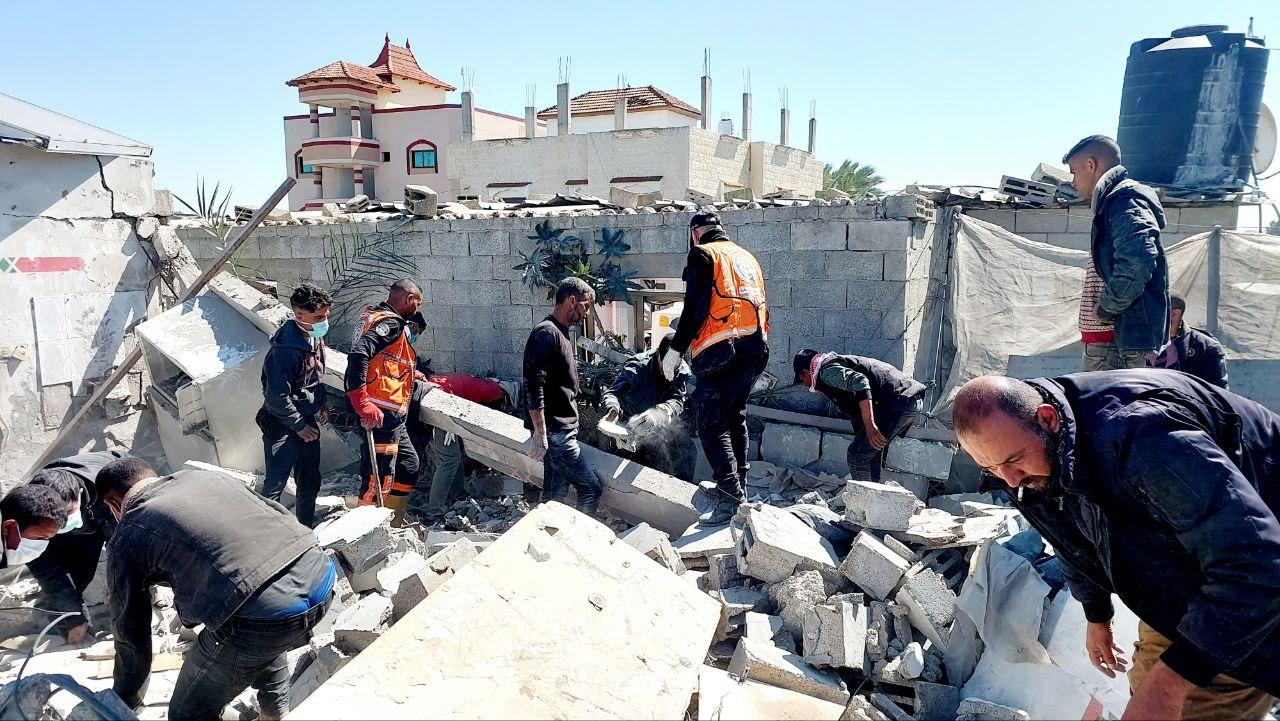 تقارير توثق ضربات لمنازل وتجمعات مدنية وسط مطالبات دولية بكشف مصير الضحايا في رفح