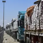 تراجع حاد للمساعدات الإنسانية إلى غزة وسط قيود إسرائيلية على المعابر