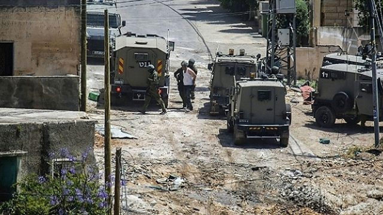 تصعيد ميداني يشمل مداهمات واعتقالات وإغلاق مداخل واعتداءات في الخليل وبيت لحم ورام الله ونابلس وطولكرم