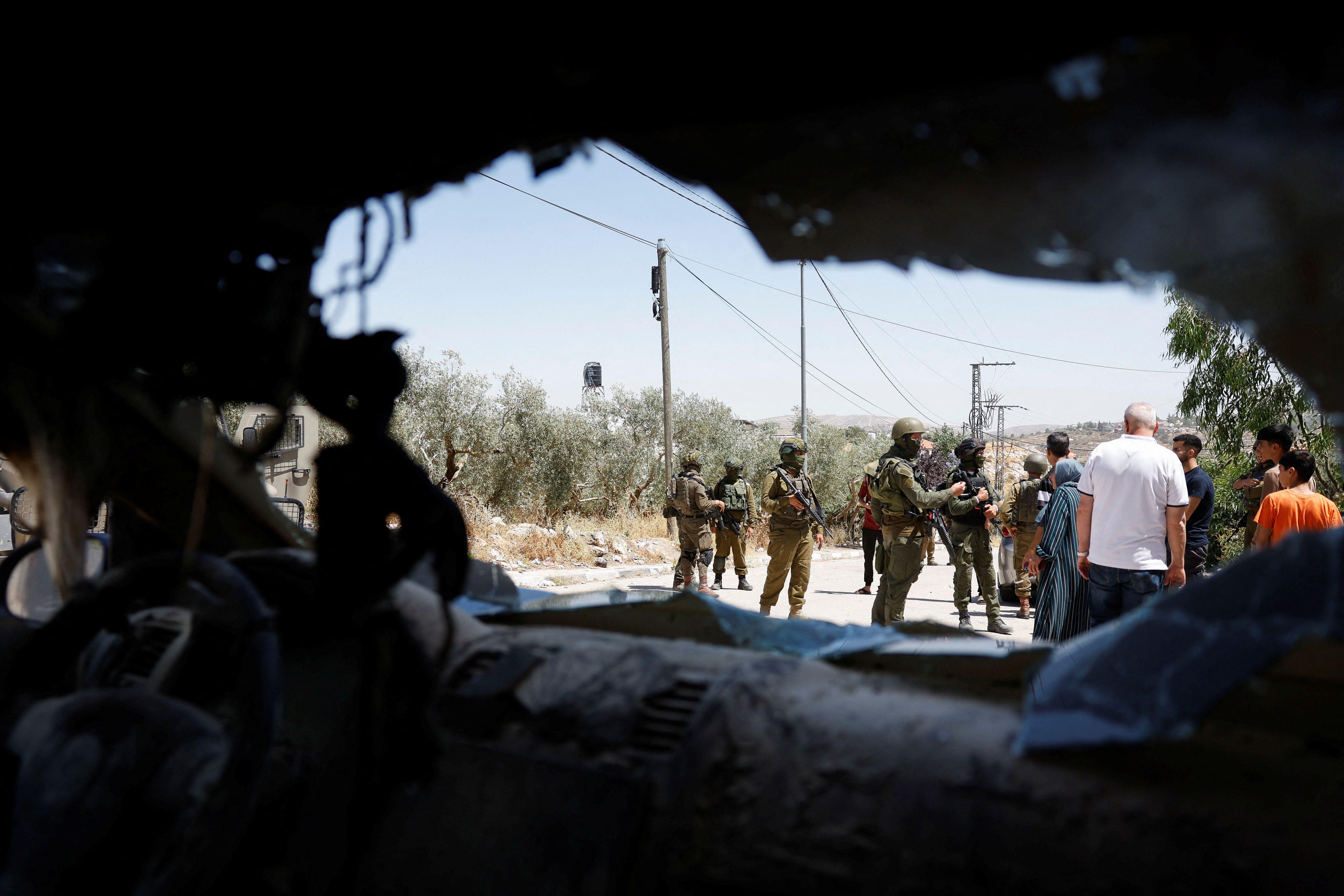 اقتحامات واعتقالات في الضفة الغربية ومحاولات إحراق منازل وهجمات للمستوطنين