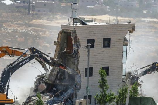 تصعيد إسرائيلي في الضفة: هدم منشآت ومداهمات ومنع مزارعين من الوصول لأراضيهم