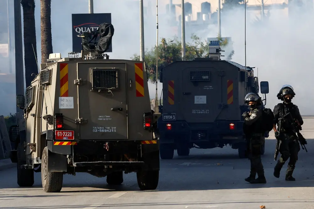 اعتقال 14 مواطناً بينهم أسيرة محررة بعد مداهمات وتفتيش منازل في عدة مناطق بالضفة