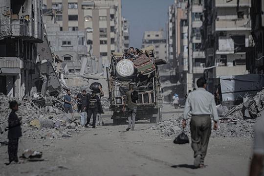 عشرات الشهداء في غارات إسرائيلية على غزة والقسام ترد على الخروقات بتأجيل تسليم جثة رهينة