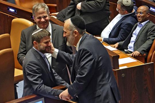 أزمة ائتلاف نتنياهو تتعمّق: "الصهيونية الدينية" تجمّد التصويت والملف الحريدي يفجّر انقسامًا واسعًا