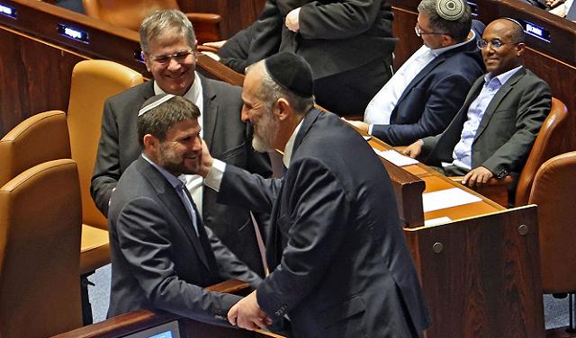 سموتريتش يعلّق دعم كتلته احتجاجًا على تعطيل قانون امتيازات جنود الاحتياط... والحريديم منقسمون حول مشروع الإعفاء من الخدمة العسكرية