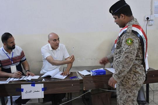 العراقيون يتجهون إلى صناديق الاقتراع في انتخابات برلمانية تعكس الانقسامات الطائفية والسياسية