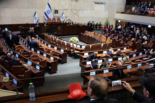 الكنيست يصادق على قانون موسع يتيح إغلاق الإعلام الأجنبي دون رقابة قضائية