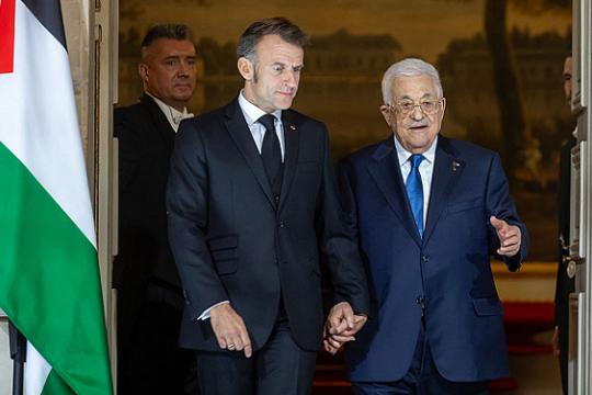 عباس وماكرون يبحثان في باريس سبل تثبيت وقف إطلاق النار في غزة وتعزيز العلاقات الثنائية