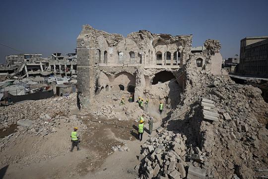 عمال فلسطينيون يباشرون ترميم قصر الباشا التاريخي في غزة وسط تحديات كبيرة