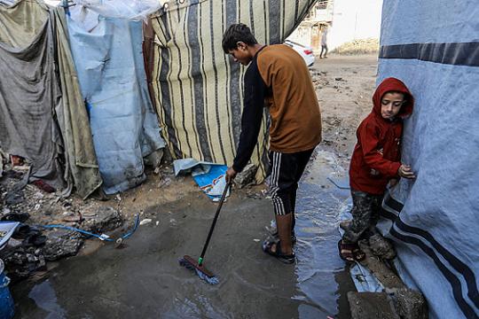 الصحة بغزة: الوضع الصحي ينهار رغم وقف إطلاق النار… والأمطار تُغرق الخيام الطبية