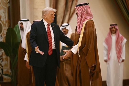 ترامب يعلن صفقة إف-35 مع السعودية ويثني على الشراكة الاستراتيجية