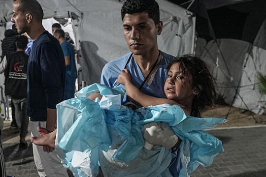 مجزرة جديدة في غزة: 28 شهيدًا بينهم 17 طفلًا في قصف إسرائيلي على غزة وخانيونس