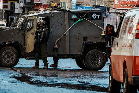 موجة اقتحامات متزامنة في الضفة: اختناق في رام الله وهجمات للمستوطنين شمال القدس