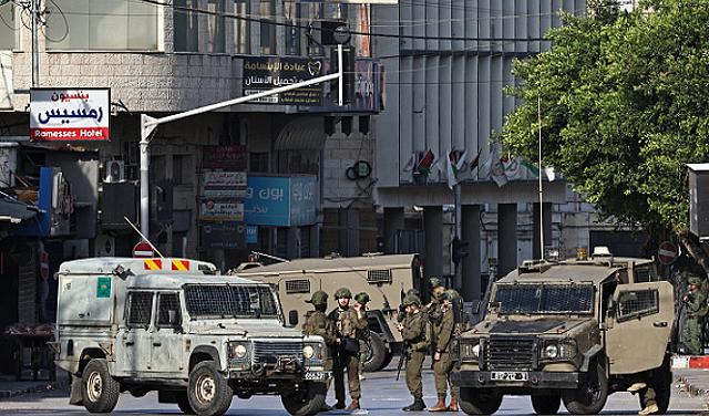 قوات الاحتلال تعتقل خمسة مواطنين بينهم طفل في بيت أمر، وتجرف أراضي جنوب الخليل، ومستوطنون يحرقون خيمة شمال القدس