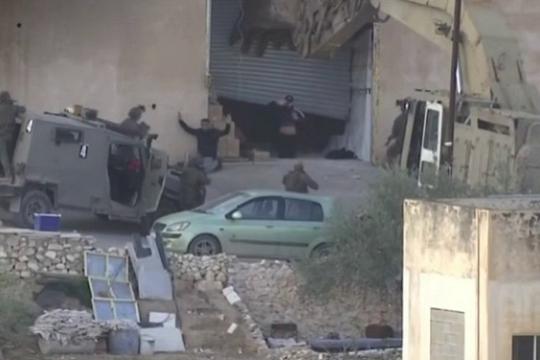 إعدام ميداني في جنين: قوات الاحتلال تقتل شابين بعد استسلامهما ورفع أيديهم