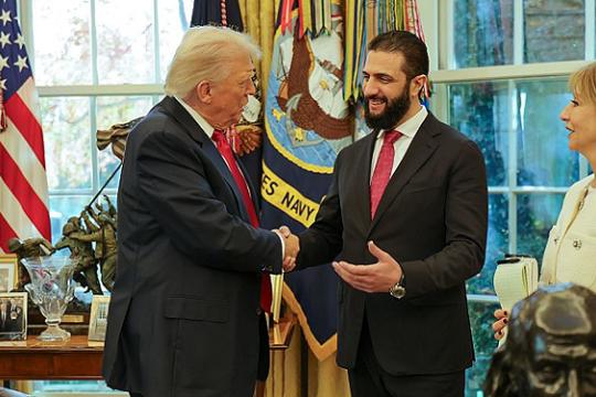 ترامب يحث إسرائيل على الحوار مع دمشق ويعتبر الهجمات الإسرائيلية عائقًا أمام السلام