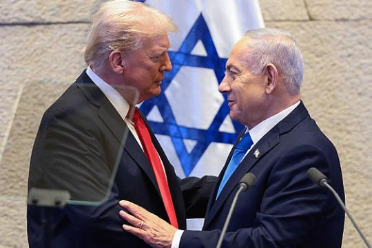 أول اتصال بين ترامب ونتنياهو بعد طلب العفو: مباحثات حول غزة والتطبيع ودعم أميركي صريح لطيّ ملف المحاكمة