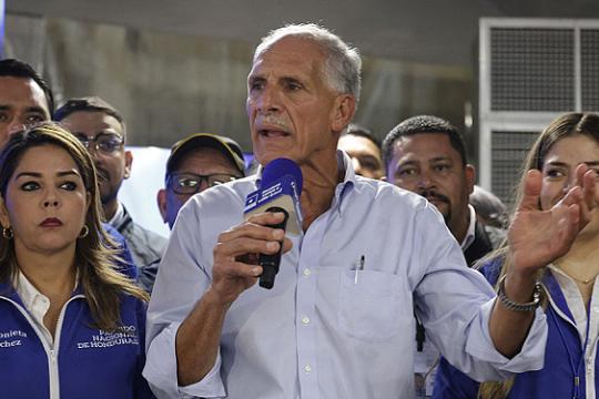 هل يقود نصري "تيتو" عصفورة هندوراس نحو اليمين بمساندة ترامب؟